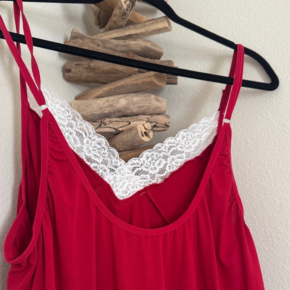 Elegant Red Lace-Trimmed Nightgown - Picture 4 of 4